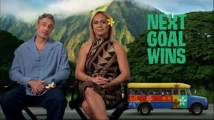 Taika Waititi y Jaiyah Saelua jugadora trans del fútbol de Samoa Americana.