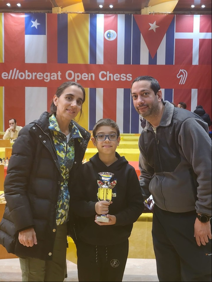 Faustino Oro, con mamá Romina y papá Alejandro, se fueron a vivir a España para que el pibe busque su mejor nivel en ajedrez.