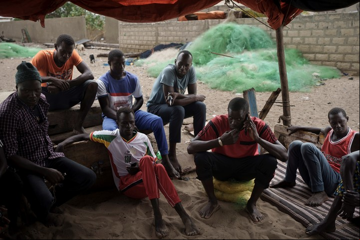 Los familiares de los sobrevivientes y víctimas de la piragua que fue encontrada a la deriva en el Océano Atlántico el 14 de agosto, se reúnen en la playa de Fass Boye, Senegal. Foto AP