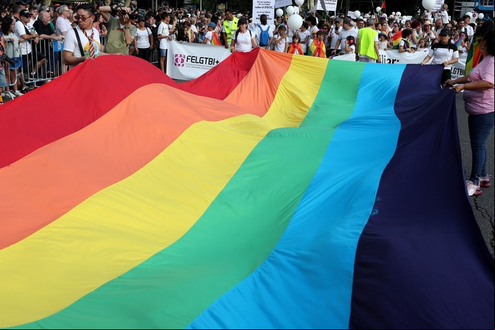 Una bandera de la comunidad LGBTI durante la Marcha del Orgullo, en julio pasado en Madrid. Foto: AFP 