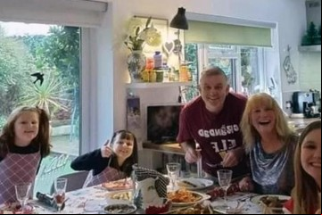 Una abuela les cobra la cena de Navidad a toda su familia y este año subió los precios 
