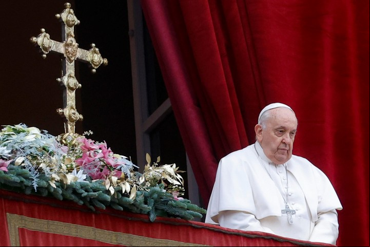 El mensaje de Navidad del Papa, leído desde el balcón de la logia central de la fachada de la basílica de San Pedro. Foto: EFE