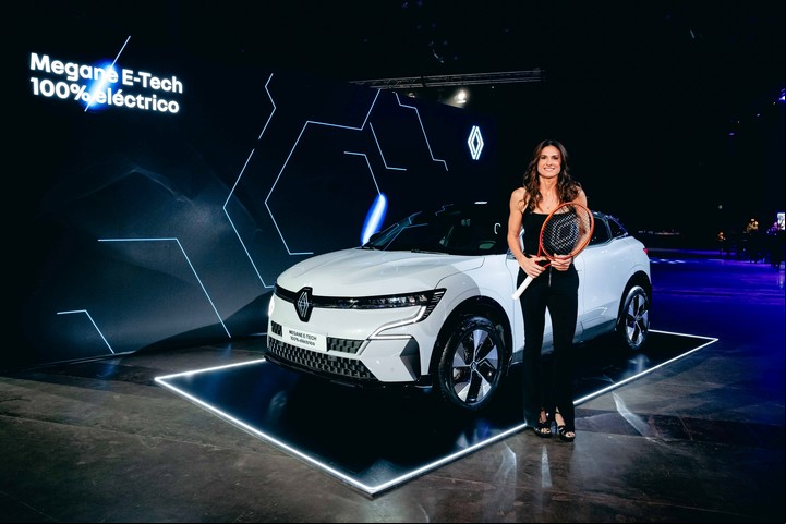 Gabriela Sabatini, junto al Renault Megane E-Tech.