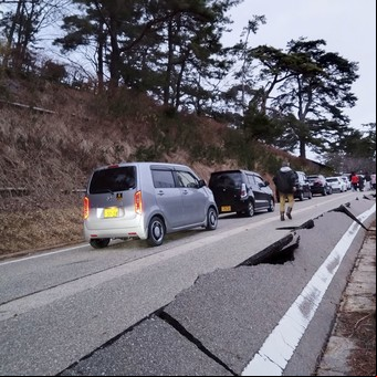 Terremoto en Japón: un sismo de magnitud 7,6 sacudió la costa, hay al menos seis muertos y gente atrapada entre los escombros