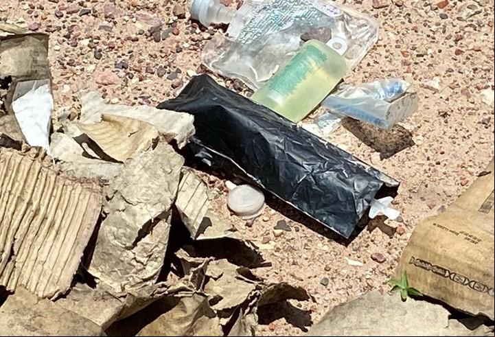 Entre los elementos encontrados aparecían camisolines y también sachets de suero