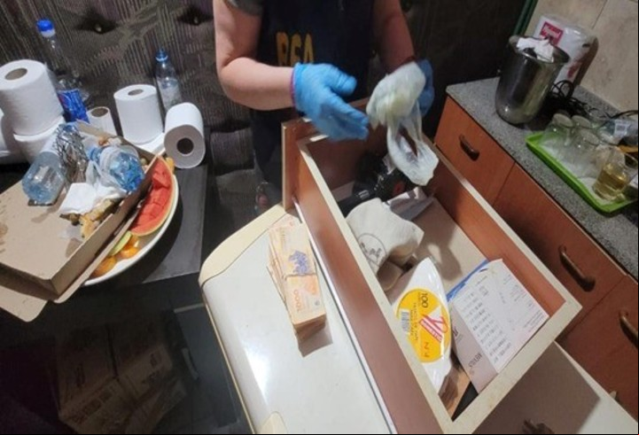 Se secuestraron teléfonos celulares, computadoras, dinero en efectivo y otros elementos de interés. Foto Policía Federal