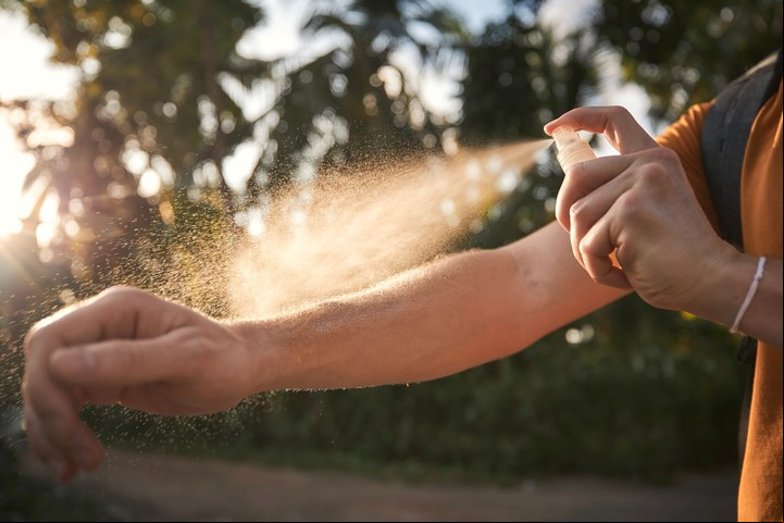 Además de vacunarse contra el dengue, es importante seguir manteniendo medidas de prevención. Foto Shutterstock.