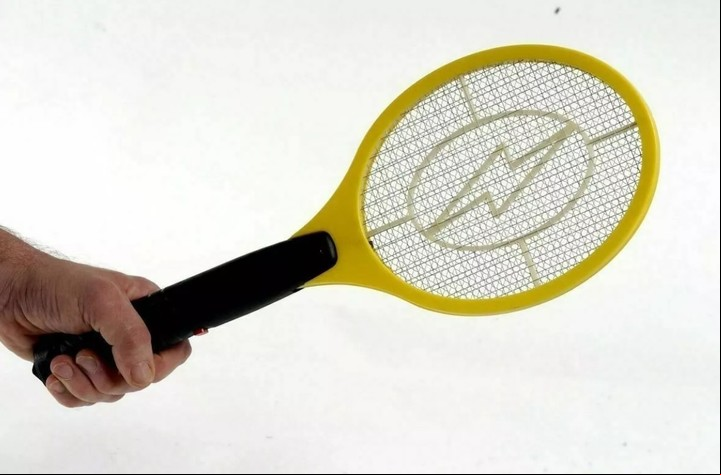 La "raqueta de tenis" mata mosquitos.