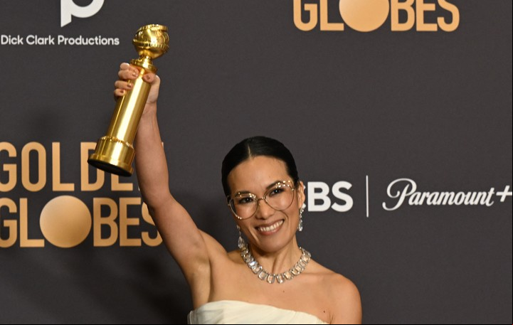 La estadounidense Ali Wong, con su estatuilla. Foto AFP