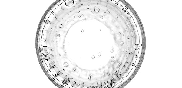 Qué significa ver un vaso de agua que se llena de burbujas  