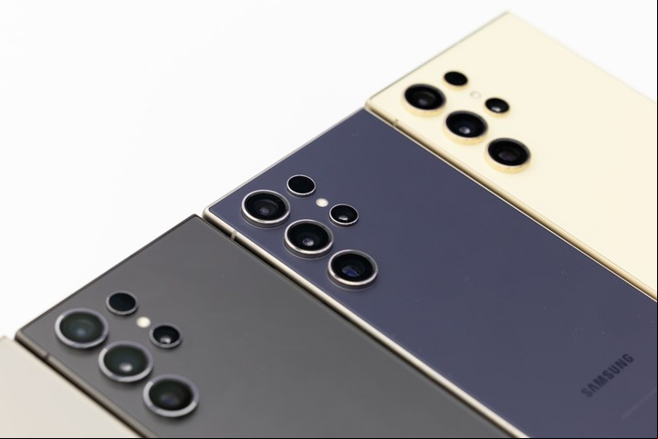 Tres versione del Galaxy S24 Ultra.