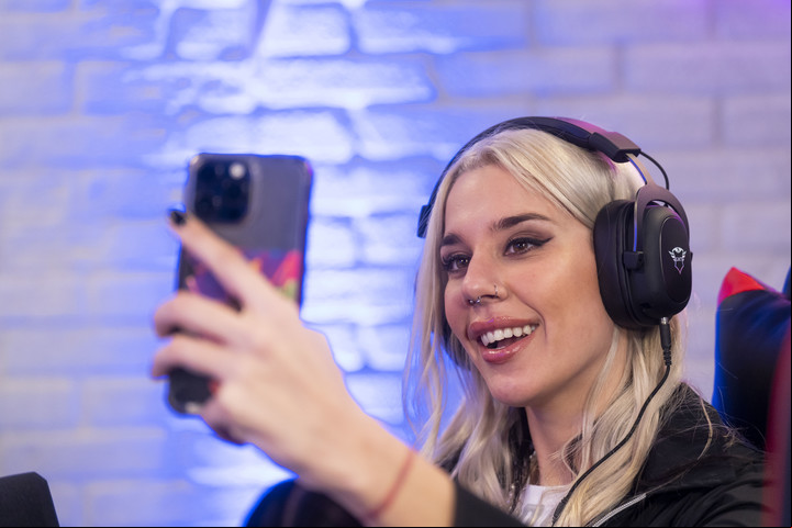 La Tora, ex participante de "GH", es la más vista del stream de Telefe, a la misma hora de las galas de Santiago del Moro. Se potencian con la audiencia.
