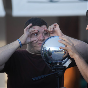 Pagan 30 dólares por dejarse leer el iris en Pinamar y hay polémica por el uso de los datos biométricos