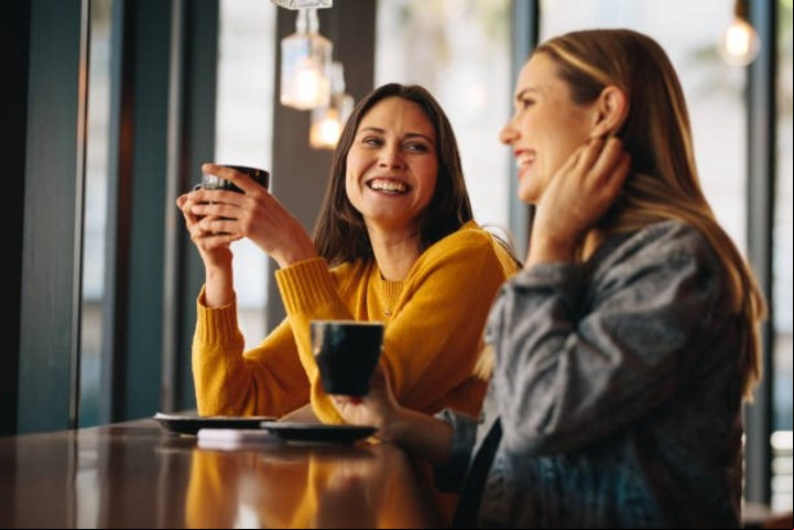 "Cuéntame más" una de las frases que los especialistas recomiendan para acercar la felicidad.
