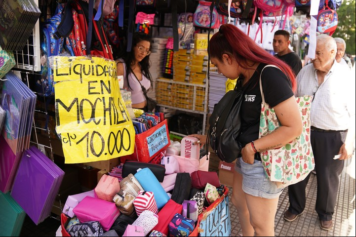 En las librerías de Once hay ofertas y los padres ya se acercan a aprovecharlas. Foto Juano Tesone