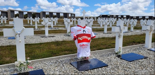 Tres amigos y un homenaje con el corazón: dejaron la camiseta de Morón en el cementerio de Malvinas