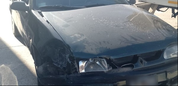 Chocó a un taxi con dos pasajeros en Flores, se fugó y lo detuvieron en un peaje: estaba alcoholizado