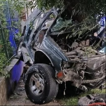 Robaron una camioneta en Quilmes y al huir se estrellaron contra un árbol: tres muertos y dos heridos graves