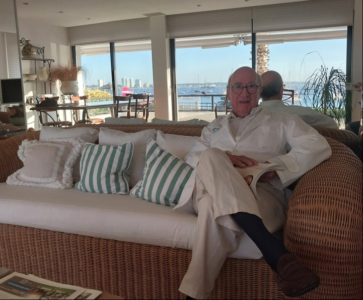 El médico cardiólogo Carlos Benjamín Alvarez, en su consultorio esteño frente al puerto.