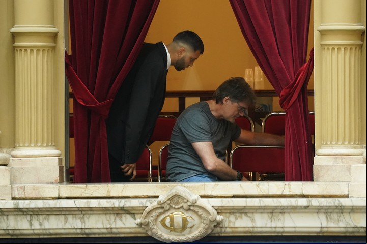 El momento en que la seguridad del Congreso de la Nación retira al hombre que insultó a los diputados.
Foto Juano Tesone.
