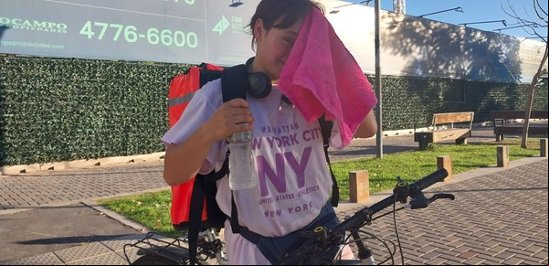 La ola de calor arriba de la bici: cómo es el trabajo de los repartidores que pedalean 8 horas en un clima asfixiante 
