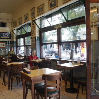 Este bar notable es uno de los más concurridos por los universitarios en San Nicolás: vermut, sándwiches y el mejor menú para almorzar