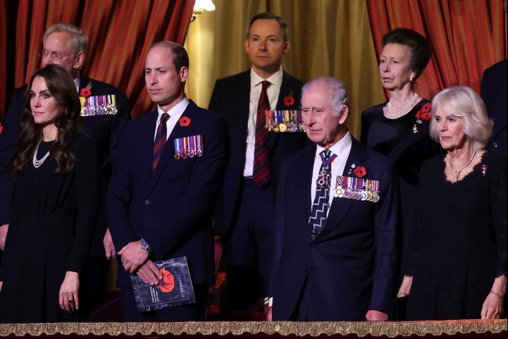 Desde la izquierda: la princesa de Gales, el príncipe William, el rey Carlos III, la princesa Ana y la reina Camilla. Foto AP