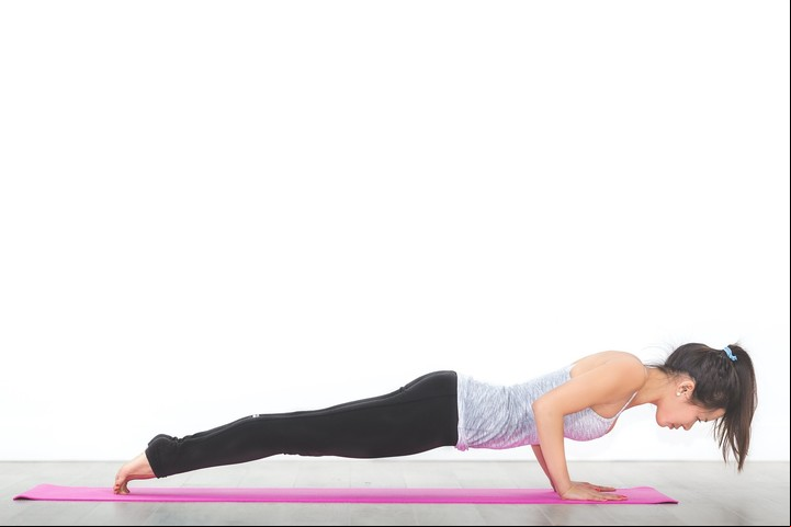 Se debe mantener el cuerpo recto al momento de realizar una flexión de brazos.