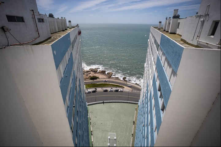El Edificio Mirador Cabo Corrientes, en Mar del Plata, cumplió 50 años en noviembre. Foto: Gabriel Bulacio