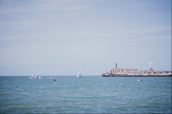 El Cristo de la Escollera Sur se construyó para que los pescadores lo vieran desde el mar. Foto Gabriel Bulacio / Archivo