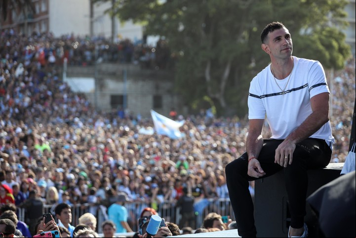 El Dibu Martínez, en el homenaje que le hicieron en su Mar del Plata cuando salió campeón mundial. Foto Gabriel Bulacio / Archivo