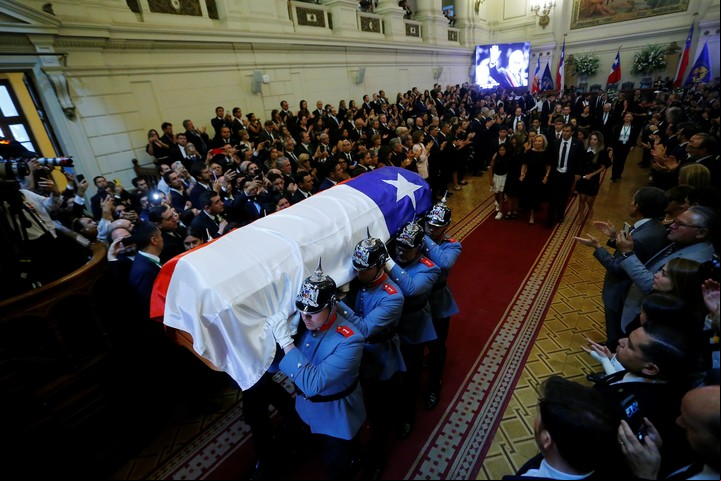 La guardia presidencial sostiene el féretro en la antigua sede del Congreso Nacional, en Santiago. Foto: EFE