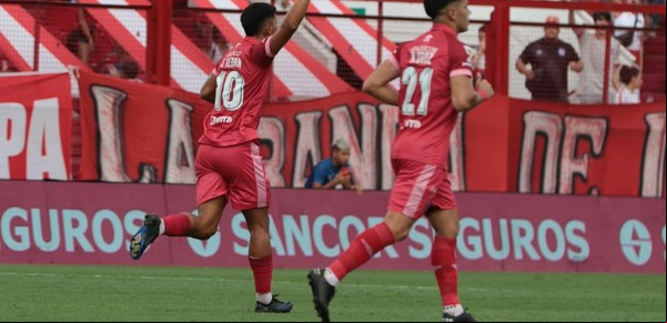 El Argentinos Juniors de Guede sigue invicto: victoria sobre Banfield en La Paternal con polémica
