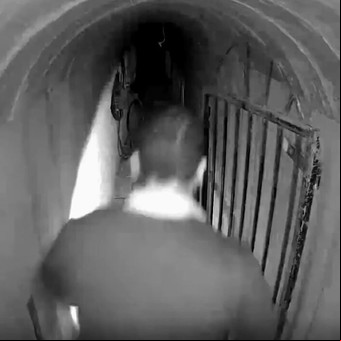 Israel difundió un video del jefe de Hamas escapando por un túnel y lo salió a buscar