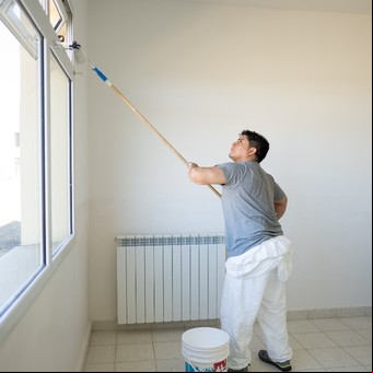 En medio del reclamo por el incentivo docente al Gobierno, el gobernador de Santa Cruz salió a pintar escuelas en su provincia