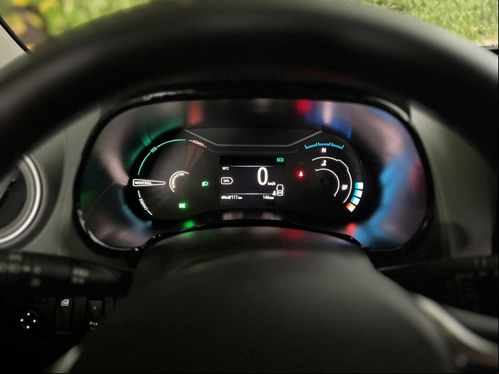 El tablero del Renault Kwid E-Tech es bastante sencillo y con la información justa.