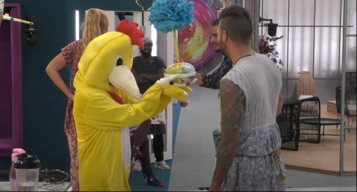 El intruso llenó de regalos a los participantes. Captura video.