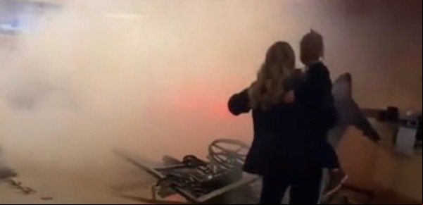 Choque, corridas y tensión en un hospital de Estados Unidos: un auto perdió el control, se estrelló contra la guardia y murió el conductor