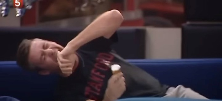 Un participante se tentó en Gran Hermano Dinamarca. Captura video.