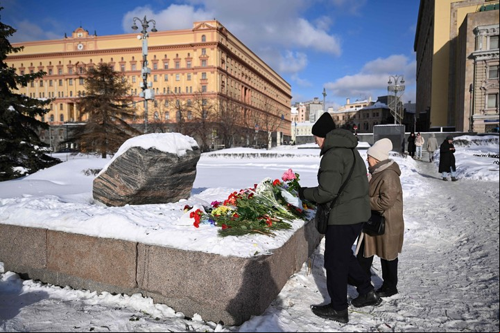Flores y mensajes en un homenaje al opositor Alexei Navalny, frente a la sede de la central de inteligencia rusa (FSB) en Moscú. Foto: AFP