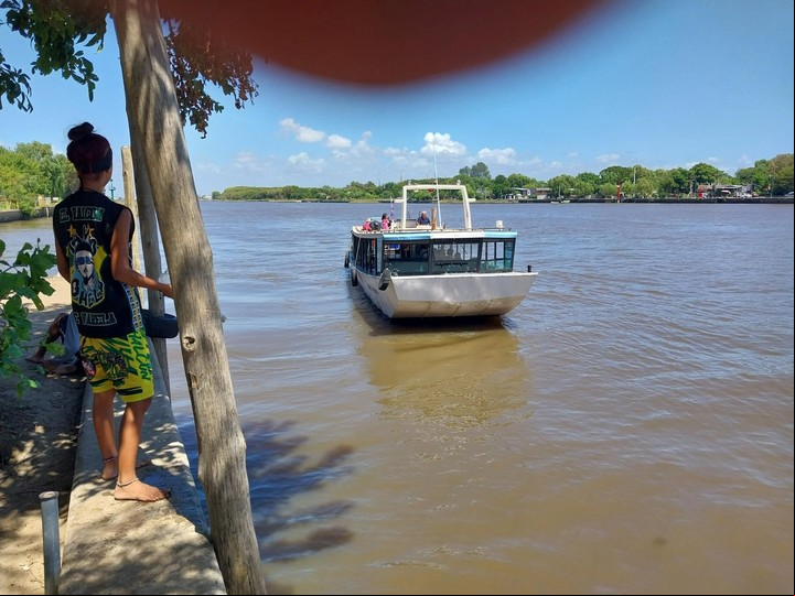 La lancha colectiva parte de la isla Paulino rumbo al embarcadero de Berisso.