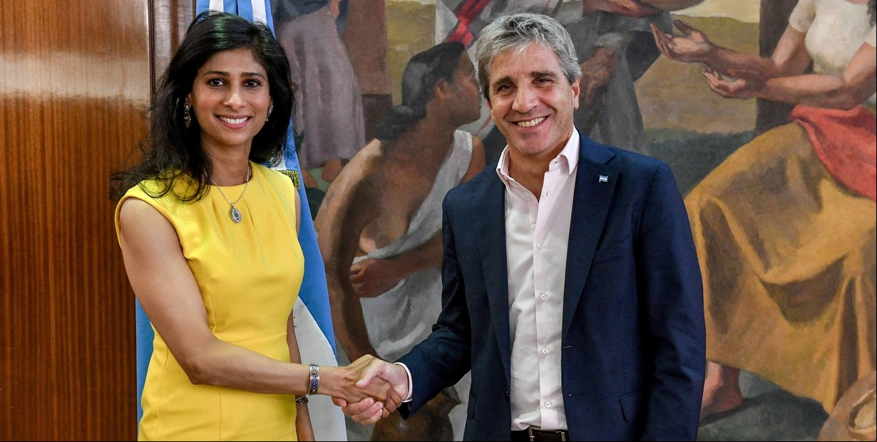¿Caputo ‘la ve venir’? El mundo se pone negro y el ministro enfrenta un nuevo reto