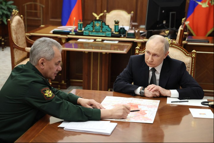 El presidente de Rusia, Vladímir Putin, se reúne con el ministro de Defensa, Serguéi Shoigu, en el Kremlin, en Moscú, el 20 de febrero de 2024. (Foto de Alexander KAZAKOV / POOL / AFP)