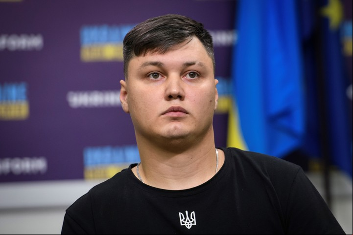 El Sr. Kuzminov en una rueda de prensa en septiembre en Kiev, la capital ucraniana. Ex piloto ruso, desertó a Ucrania en su helicóptero militar el verano pasado.Foto Vladyslav Musiienko/Associated Press