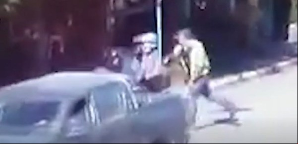 Video: un policía de tránsito noqueó a un motociclista de 17 años en Villa La Angostura
