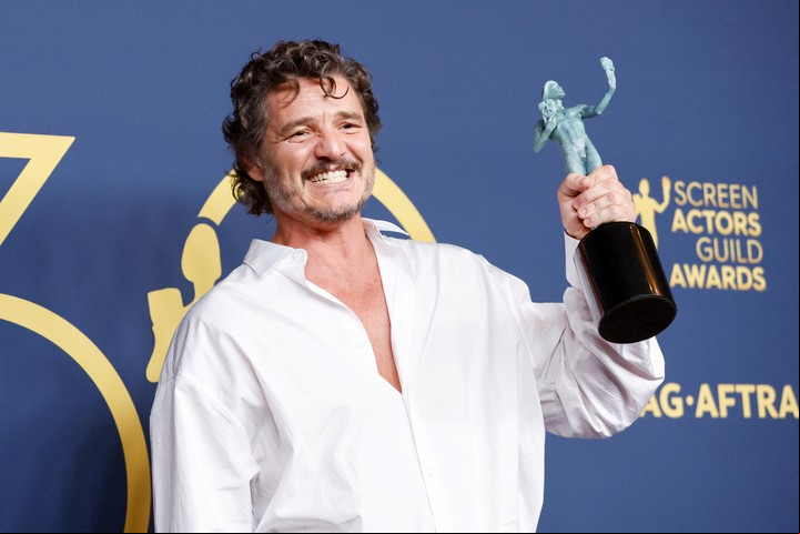 Pedro Pascal, con su premio SAG por "The Last of Us". Foto EFE