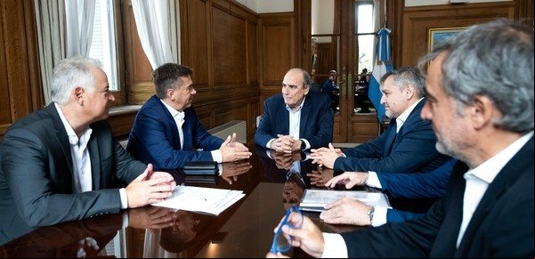 Un gobernador que apoyó a Ignacio Torres ahora pide poner “paños fríos” y dejar la “queja” por la herencia recibida