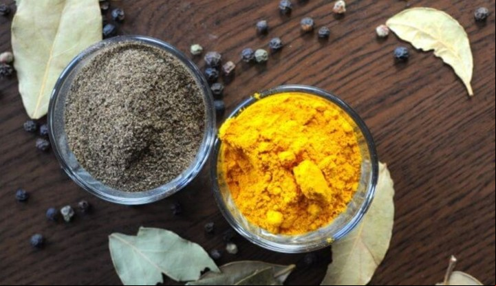 Ibuprofeno natural, así bautizaron a la combinación de cúrcuma y pimienta negra.