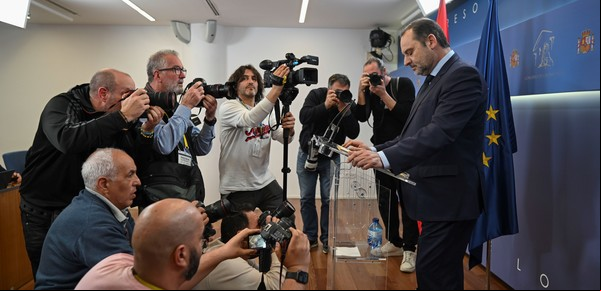 España: el escándalo de corrupción con los barbijos ahora complica a Pedro Sánchez en el Congreso