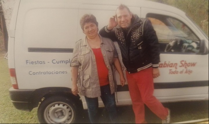 Fabián y Julia, junto a la camioneta en la que él murió